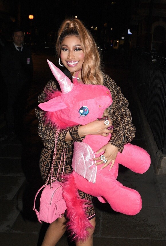 Nicki Minaj arrive à son hôtel après avoir fait la fête dans le club Opium avec une peluche licorne XXL dans les bras à Londres, le 11 mars 2019