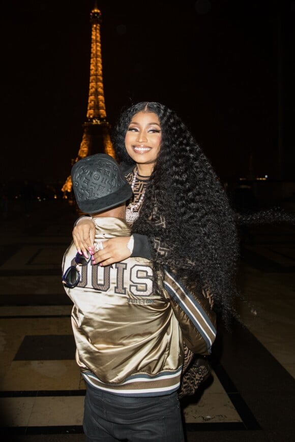 Exclusif - Nicki Minaj et son nouveau compagnon Kenneth "Zoo" Petty quittent l'hôtel Royal Monceau et vont poser en photo devant la tour Eiffel à Paris le 8 mars 2019.-