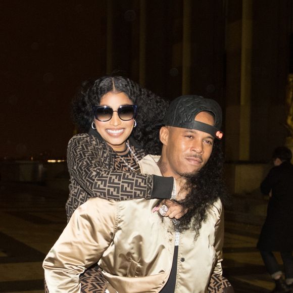 Exclusif - Nicki Minaj et son nouveau compagnon Kenneth "Zoo" Petty quittent l'hôtel Royal Monceau et vont poser en photo devant la tour Eiffel à Paris le 8 mars 2019.