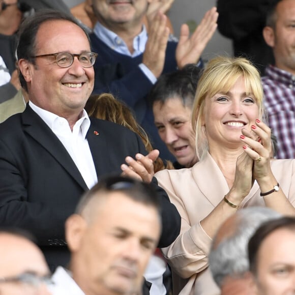 François Hollande et sa compagne Julie Gayet assistent au match de rugby du Top 14 opposant Brive (CAB) à Clermont (ASM) au stade Amédée-Domenech à Brive-la-Gaillarde, France, le 8 septembre 2019. Brive à gagné 28-21. © Anthony Bibard/Panoramic/Bestimage