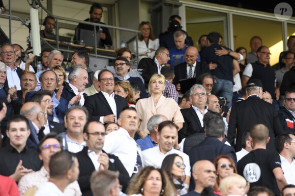 François Hollande et sa compagne Julie Gayet assistent au match de rugby du Top 14 opposant Brive (CAB) à Clermont (ASM) au stade Amédée-Domenech à Brive-la-Gaillarde, France, le 8 septembre 2019. Brive à gagné 28-21. © Anthony Bibard/Panoramic/Bestimage