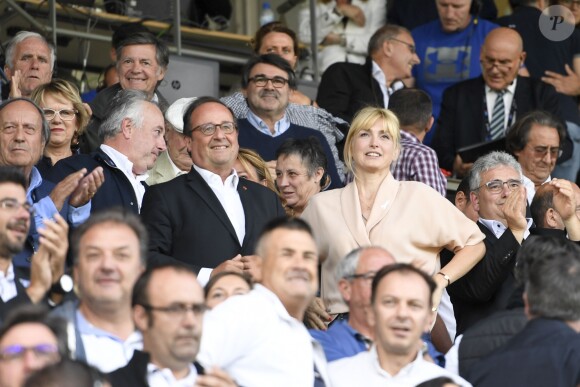 François Hollande et sa compagne Julie Gayet assistent au match de rugby du Top 14 opposant Brive (CAB) à Clermont (ASM) au stade Amédée-Domenech à Brive-la-Gaillarde, France, le 8 septembre 2019. Brive à gagné 28-21. © Anthony Bibard/Panoramic/Bestimage