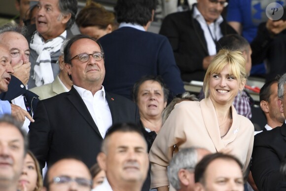 François Hollande et sa compagne Julie Gayet assistent au match de rugby du Top 14 opposant Brive (CAB) à Clermont (ASM) au stade Amédée-Domenech à Brive-la-Gaillarde, France, le 8 septembre 2019. Brive à gagné 28-21. © Anthony Bibard/Panoramic/Bestimage