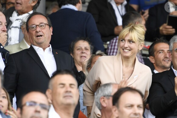 François Hollande et sa compagne Julie Gayet assistent au match de rugby du Top 14 opposant Brive (CAB) à Clermont (ASM) au stade Amédée-Domenech à Brive-la-Gaillarde, France, le 8 septembre 2019. Brive à gagné 28-21. © Anthony Bibard/Panoramic/Bestimage