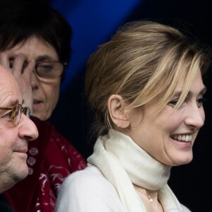 François Hollande et sa compagne Julie Gayet lors du tournoi des six nations de rugby, la France contre l'Angleterre au Stade de France à Saint-Denis, Seine Saint-Denis, France, le 10 mars 2018. Les Bleus s'imposent 22-16. © Cyril Moreau/Bestimage  Celebs during the Six Nations international rugby union match between France and England at the Stade de France in Saint-Denis, north of Paris, on March 10, 2018. France won 22-16.10/03/2018 - Saint-Denis