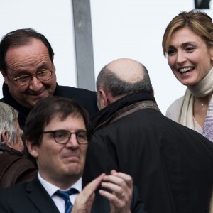 François Hollande et sa compagne Julie Gayet lors du tournoi des six nations de rugby, la France contre l'Angleterre au Stade de France à Saint-Denis, Seine Saint-Denis, France, le 10 mars 2018. Les Bleus s'imposent 22-16. © Cyril Moreau/Bestimage  Celebs during the Six Nations international rugby union match between France and England at the Stade de France in Saint-Denis, north of Paris, on March 10, 2018. France won 22-16.10/03/2018 - Saint-Denis