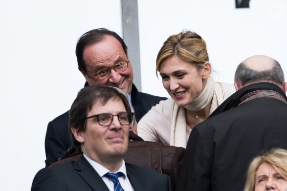 François Hollande et sa compagne Julie Gayet lors du tournoi des six nations de rugby, la France contre l'Angleterre au Stade de France à Saint-Denis, Seine Saint-Denis, France, le 10 mars 2018. Les Bleus s'imposent 22-16. © Cyril Moreau/Bestimage  Celebs during the Six Nations international rugby union match between France and England at the Stade de France in Saint-Denis, north of Paris, on March 10, 2018. France won 22-16.10/03/2018 - Saint-Denis