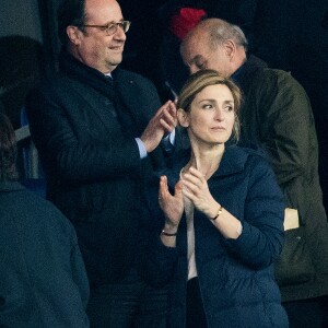 François Hollande et sa compagne Julie Gayet lors du tournoi des six nations de rugby, la France contre l'Angleterre au Stade de France à Saint-Denis, Seine Saint-Denis, France, le 10 mars 2018. Les Bleus s'imposent 22-16. © Cyril Moreau/Bestimage  Celebs during the Six Nations international rugby union match between France and England at the Stade de France in Saint-Denis, north of Paris, on March 10, 2018. France won 22-16.10/03/2018 - Saint-Denis