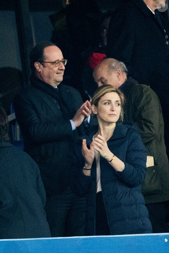François Hollande et sa compagne Julie Gayet lors du tournoi des six nations de rugby, la France contre l'Angleterre au Stade de France à Saint-Denis, Seine Saint-Denis, France, le 10 mars 2018. Les Bleus s'imposent 22-16. © Cyril Moreau/Bestimage  Celebs during the Six Nations international rugby union match between France and England at the Stade de France in Saint-Denis, north of Paris, on March 10, 2018. France won 22-16.10/03/2018 - Saint-Denis