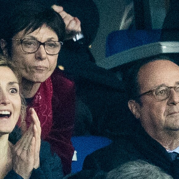 François Hollande et sa compagne Julie Gayet lors du tournoi des six nations de rugby, la France contre l'Angleterre au Stade de France à Saint-Denis, Seine Saint-Denis, France, le 10 mars 2018. Les Bleus s'imposent 22-16. © Cyril Moreau/Bestimage  Celebs during the Six Nations international rugby union match between France and England at the Stade de France in Saint-Denis, north of Paris, on March 10, 2018. France won 22-16.10/03/2018 - Saint-Denis