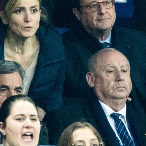 François Hollande et sa compagne Julie Gayet lors du tournoi des six nations de rugby, la France contre l'Angleterre au Stade de France à Saint-Denis, Seine Saint-Denis, France, le 10 mars 2018. Les Bleus s'imposent 22-16. © Cyril Moreau/Bestimage  Celebs during the Six Nations international rugby union match between France and England at the Stade de France in Saint-Denis, north of Paris, on March 10, 2018. France won 22-16.10/03/2018 - Saint-Denis