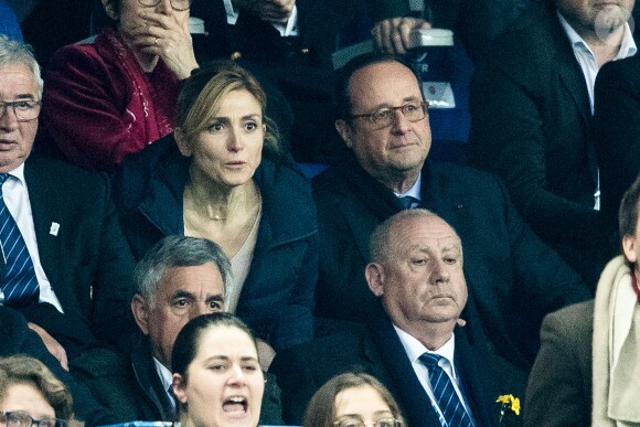 François Hollande et sa compagne Julie Gayet lors du tournoi des six nations de rugby, la France contre l'Angleterre au Stade de France à Saint-Denis, Seine Saint-Denis, France, le 10 mars 2018. Les Bleus s'imposent 22-16. © Cyril Moreau/Bestimage  Celebs during the Six Nations international rugby union match between France and England at the Stade de France in Saint-Denis, north of Paris, on March 10, 2018. France won 22-16.10/03/2018 - Saint-Denis