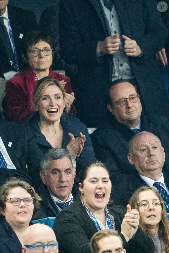François Hollande et sa compagne Julie Gayet lors du tournoi des six nations de rugby, la France contre l'Angleterre au Stade de France à Saint-Denis, Seine Saint-Denis, France, le 10 mars 2018. Les Bleus s'imposent 22-16. © Cyril Moreau/Bestimage  Celebs during the Six Nations international rugby union match between France and England at the Stade de France in Saint-Denis, north of Paris, on March 10, 2018. France won 22-16.10/03/2018 - Saint-Denis