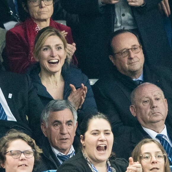 François Hollande et sa compagne Julie Gayet lors du tournoi des six nations de rugby, la France contre l'Angleterre au Stade de France à Saint-Denis, Seine Saint-Denis, France, le 10 mars 2018. Les Bleus s'imposent 22-16. © Cyril Moreau/Bestimage  Celebs during the Six Nations international rugby union match between France and England at the Stade de France in Saint-Denis, north of Paris, on March 10, 2018. France won 22-16.10/03/2018 - Saint-Denis