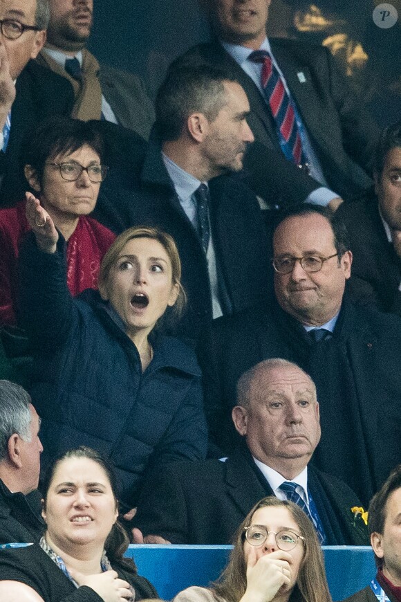 François Hollande et sa compagne Julie Gayet lors du tournoi des six nations de rugby, la France contre l'Angleterre au Stade de France à Saint-Denis, Seine Saint-Denis, France, le 10 mars 2018. Les Bleus s'imposent 22-16. © Cyril Moreau/Bestimage  Celebs during the Six Nations international rugby union match between France and England at the Stade de France in Saint-Denis, north of Paris, on March 10, 2018. France won 22-16.10/03/2018 - Saint-Denis