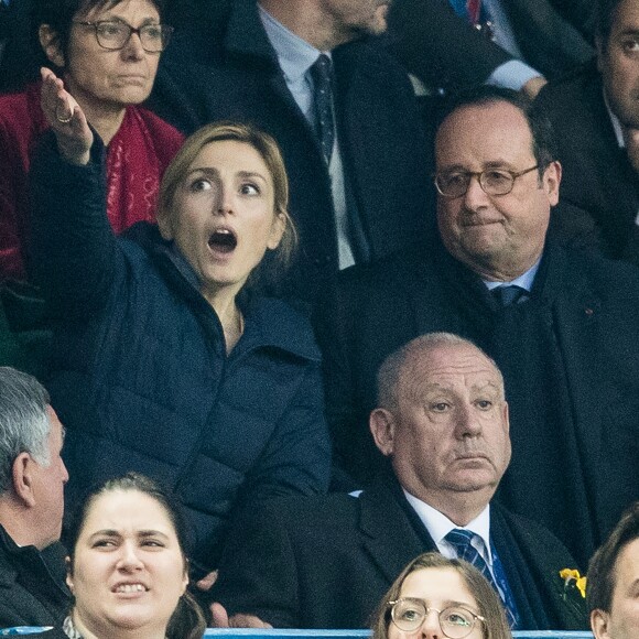 François Hollande et sa compagne Julie Gayet lors du tournoi des six nations de rugby, la France contre l'Angleterre au Stade de France à Saint-Denis, Seine Saint-Denis, France, le 10 mars 2018. Les Bleus s'imposent 22-16. © Cyril Moreau/Bestimage  Celebs during the Six Nations international rugby union match between France and England at the Stade de France in Saint-Denis, north of Paris, on March 10, 2018. France won 22-16.10/03/2018 - Saint-Denis