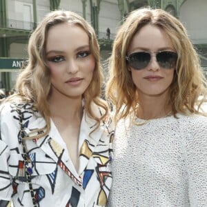 Lily-Rose Depp et sa mère Vanessa Paradis - Les célébrités au photocall du défilé "Chanel Cruise Collection 2020" au Grand Palais. Paris, le 3 mai 2019. © Olivier Borde/Bestimage