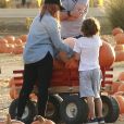 Exclusif - Christina Aguilera, avec son fiancé Matthew Rutler et ses enfants Max Liron et Summer Rain, est allée acheter des citrouilles chez "Mr. Bones Pumpkin Patch" pour les préparations d'Halloween. Le 23 octobre 2016