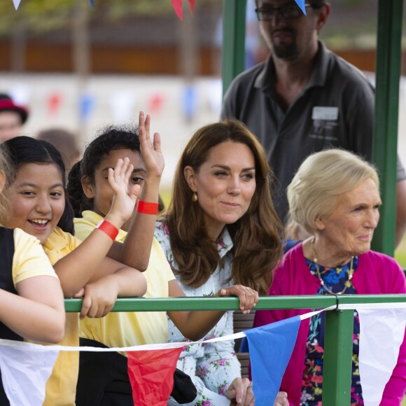 Kate Middleton, duchesse de Cambridge, vêtue d'une robe Emilia Wickstead, inaugurait le 10 septembre 2019 dans le parc botanique de Wisley une réplique de son jardin Back to Nature pour stimuler le développement des enfants.