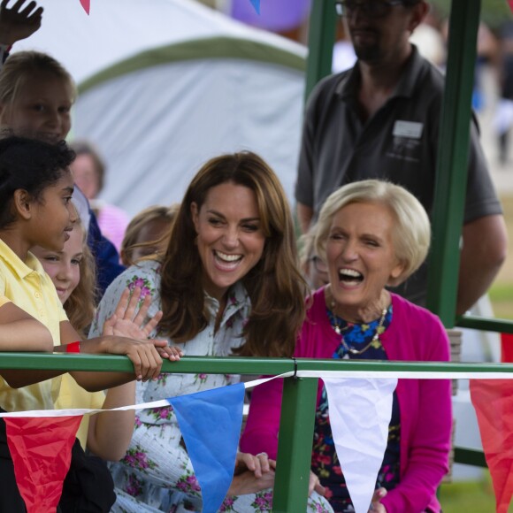 Kate Middleton, duchesse de Cambridge, vêtue d'une robe Emilia Wickstead, inaugurait le 10 septembre 2019 dans le parc botanique de Wisley une réplique de son jardin Back to Nature pour stimuler le développement des enfants.