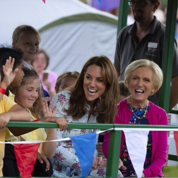 Kate Middleton, duchesse de Cambridge, vêtue d'une robe Emilia Wickstead, inaugurait le 10 septembre 2019 dans le parc botanique de Wisley une réplique de son jardin Back to Nature pour stimuler le développement des enfants.