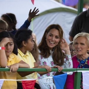 Kate Middleton, duchesse de Cambridge, vêtue d'une robe Emilia Wickstead, inaugurait le 10 septembre 2019 dans le parc botanique de Wisley une réplique de son jardin Back to Nature pour stimuler le développement des enfants.