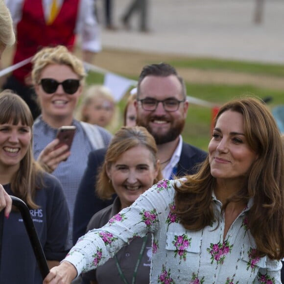 Kate Middleton, duchesse de Cambridge, vêtue d'une robe Emilia Wickstead, inaugurait le 10 septembre 2019 dans le parc botanique de Wisley une réplique de son jardin Back to Nature pour stimuler le développement des enfants.