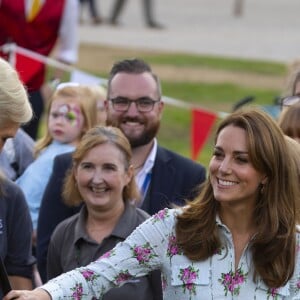 Kate Middleton, duchesse de Cambridge, vêtue d'une robe Emilia Wickstead, inaugurait le 10 septembre 2019 dans le parc botanique de Wisley une réplique de son jardin Back to Nature pour stimuler le développement des enfants.