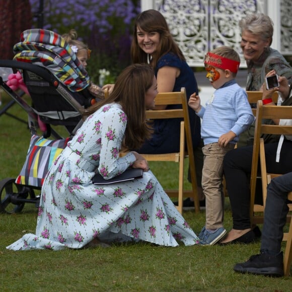 Kate Middleton, duchesse de Cambridge, vêtue d'une robe Emilia Wickstead, inaugurait le 10 septembre 2019 dans le parc botanique de Wisley une réplique de son jardin Back to Nature pour stimuler le développement des enfants.