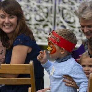 Kate Middleton, duchesse de Cambridge, vêtue d'une robe Emilia Wickstead, inaugurait le 10 septembre 2019 dans le parc botanique de Wisley une réplique de son jardin Back to Nature pour stimuler le développement des enfants.