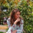Kate Middleton, duchesse de Cambridge, vêtue d'une robe Emilia Wickstead, inaugurait le 10 septembre 2019 dans le parc botanique de Wisley une réplique de son jardin Back to Nature pour stimuler le développement des enfants.