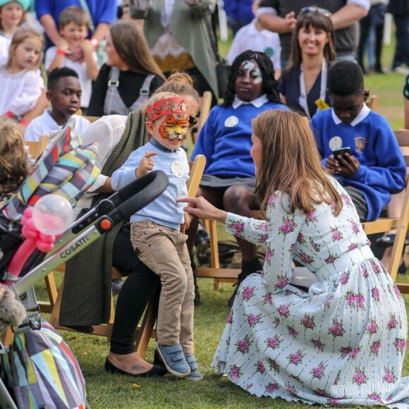 Kate Middleton, duchesse de Cambridge, vêtue d'une robe Emilia Wickstead, inaugurait le 10 septembre 2019 dans le parc botanique de Wisley une réplique de son jardin Back to Nature pour stimuler le développement des enfants.