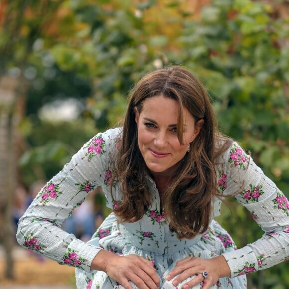 Kate Middleton, duchesse de Cambridge, vêtue d'une robe Emilia Wickstead, inaugurait le 10 septembre 2019 dans le parc botanique de Wisley une réplique de son jardin Back to Nature pour stimuler le développement des enfants.