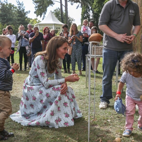 Kate Middleton, duchesse de Cambridge, vêtue d'une robe Emilia Wickstead, inaugurait le 10 septembre 2019 dans le parc botanique de Wisley une réplique de son jardin Back to Nature pour stimuler le développement des enfants.