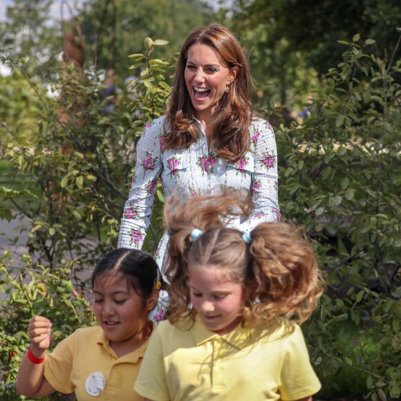 Kate Middleton, duchesse de Cambridge, vêtue d'une robe Emilia Wickstead, inaugurait le 10 septembre 2019 dans le parc botanique de Wisley une réplique de son jardin Back to Nature pour stimuler le développement des enfants.