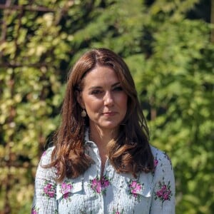 Kate Middleton, duchesse de Cambridge, vêtue d'une robe Emilia Wickstead, inaugurait le 10 septembre 2019 dans le parc botanique de Wisley une réplique de son jardin Back to Nature pour stimuler le développement des enfants.