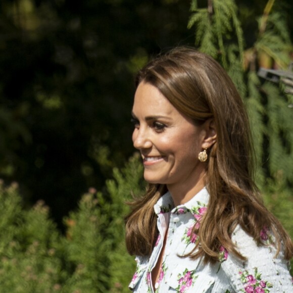 Kate Middleton, duchesse de Cambridge, vêtue d'une robe Emilia Wickstead, inaugurait le 10 septembre 2019 dans le parc botanique de Wisley une réplique de son jardin Back to Nature pour stimuler le développement des enfants.