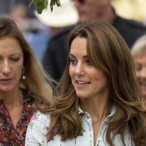 Kate Middleton, duchesse de Cambridge, vêtue d'une robe Emilia Wickstead, inaugurait le 10 septembre 2019 dans le parc botanique de Wisley une réplique de son jardin Back to Nature pour stimuler le développement des enfants.