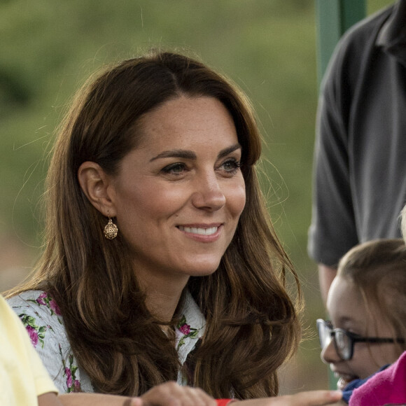 Kate Middleton, duchesse de Cambridge, vêtue d'une robe Emilia Wickstead, inaugurait le 10 septembre 2019 dans le parc botanique de Wisley une réplique de son jardin Back to Nature pour stimuler le développement des enfants.