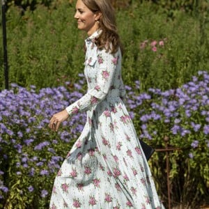 Kate Middleton, duchesse de Cambridge, vêtue d'une robe Emilia Wickstead, inaugurait le 10 septembre 2019 dans le parc botanique de Wisley une réplique de son jardin Back to Nature pour stimuler le développement des enfants.