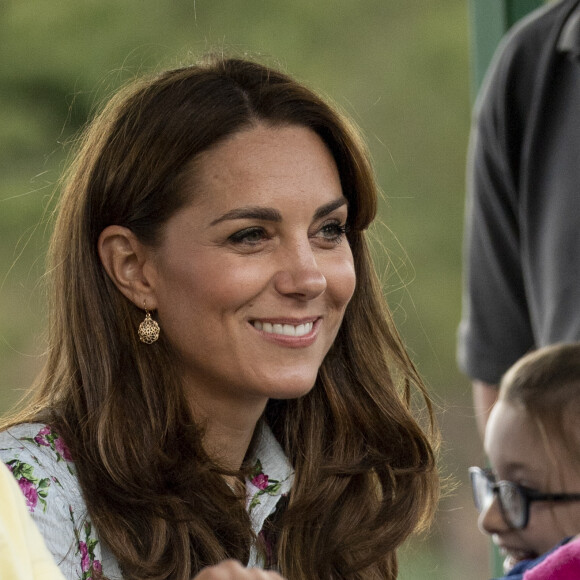 Kate Middleton, duchesse de Cambridge, vêtue d'une robe Emilia Wickstead, inaugurait le 10 septembre 2019 dans le parc botanique de Wisley une réplique de son jardin Back to Nature pour stimuler le développement des enfants.