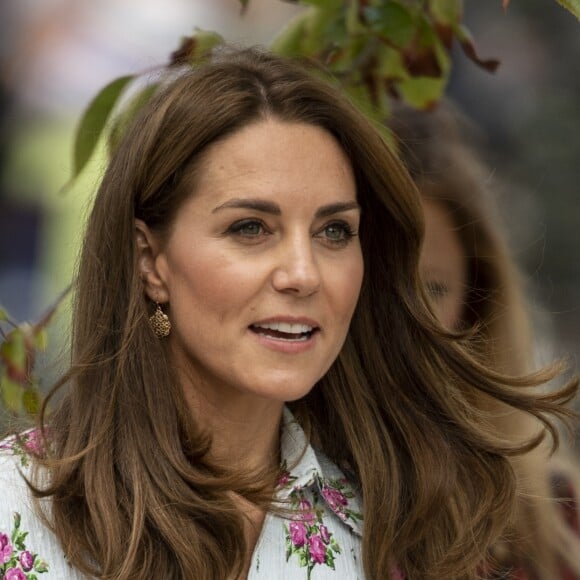 Kate Middleton, duchesse de Cambridge, vêtue d'une robe Emilia Wickstead, inaugurait le 10 septembre 2019 dans le parc botanique de Wisley une réplique de son jardin Back to Nature pour stimuler le développement des enfants.