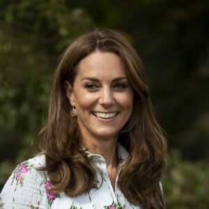 Kate Middleton, duchesse de Cambridge, vêtue d'une robe Emilia Wickstead, inaugurait le 10 septembre 2019 dans le parc botanique de Wisley une réplique de son jardin Back to Nature pour stimuler le développement des enfants.