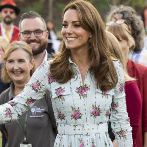 Kate Middleton, duchesse de Cambridge, vêtue d'une robe Emilia Wickstead, inaugurait le 10 septembre 2019 dans le parc botanique de Wisley une réplique de son jardin Back to Nature pour stimuler le développement des enfants.