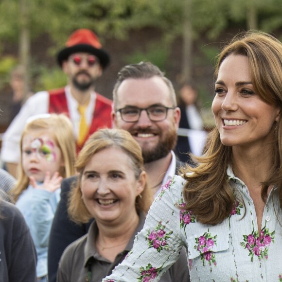 Kate Middleton, duchesse de Cambridge, vêtue d'une robe Emilia Wickstead, inaugurait le 10 septembre 2019 dans le parc botanique de Wisley une réplique de son jardin Back to Nature pour stimuler le développement des enfants.