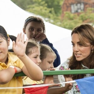 Kate Middleton, duchesse de Cambridge, vêtue d'une robe Emilia Wickstead, inaugurait le 10 septembre 2019 dans le parc botanique de Wisley une réplique de son jardin Back to Nature pour stimuler le développement des enfants.