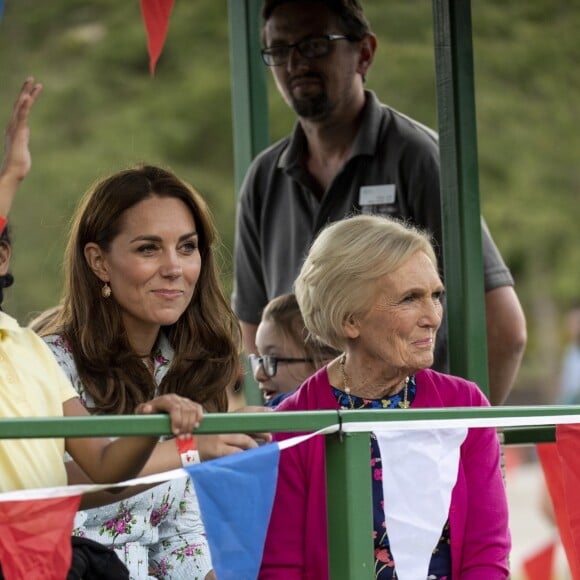 Kate Middleton, duchesse de Cambridge, vêtue d'une robe Emilia Wickstead, inaugurait le 10 septembre 2019 dans le parc botanique de Wisley une réplique de son jardin Back to Nature pour stimuler le développement des enfants.