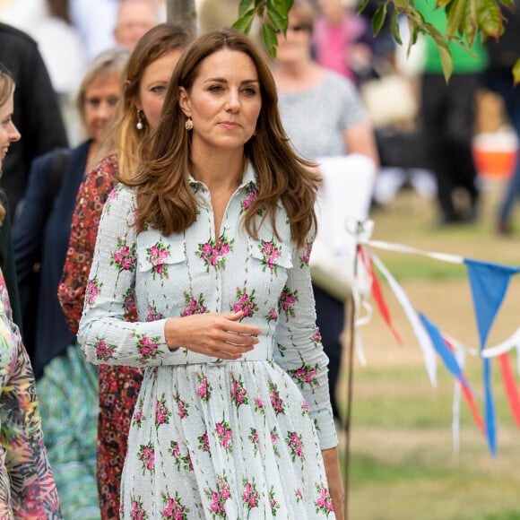 Kate Middleton, duchesse de Cambridge, vêtue d'une robe Emilia Wickstead, inaugurait le 10 septembre 2019 dans le parc botanique de Wisley une réplique de son jardin Back to Nature pour stimuler le développement des enfants.