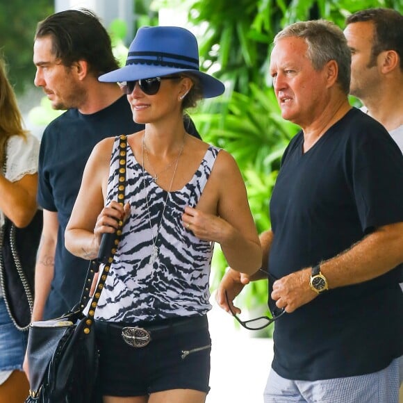 Johnny Hallyday et sa femme Laeticia quittent leur hôtel en compagnie de Sébastien Farran et du père de Laeticia, André Boudou à Miami, le 12 mai 2014.