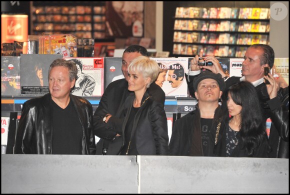 André Boudou et sa fille Laeticia Hallyday au Virgin Megastore Champs Elysees pour le lancement de la vente du nouvel album de Johnny Hallyday, "Jamais Seul", en 2011.